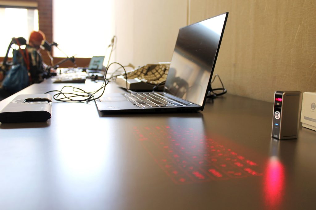 Web accessibility: Laptop with virtual keyboard displayed beside it
